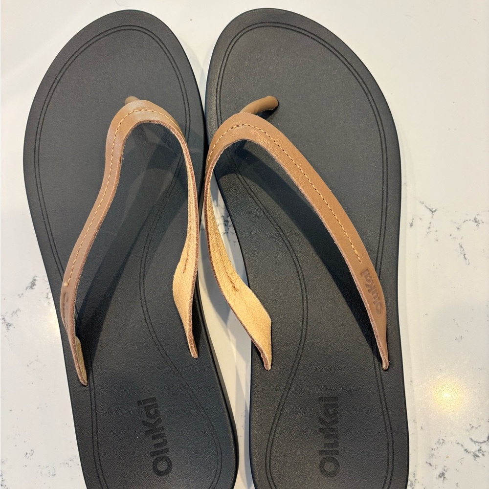 OluKai Women's Black and Tan Sandals